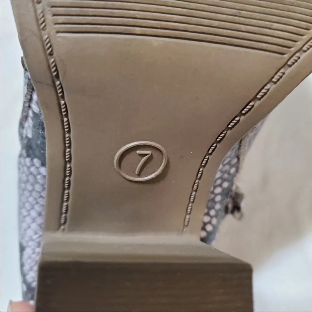 Universal Thread Snake Skin Booties - Picture 7 of 7